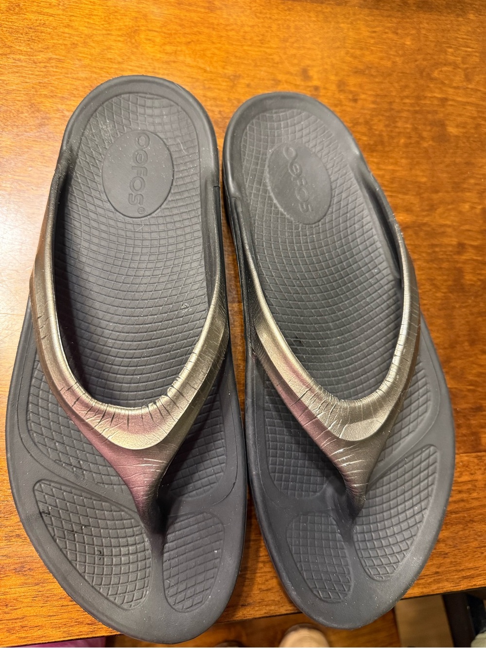 OOFOS OoLaLa LUX Metallic Silver Thong RECOVERY Flip Flop SANDALS - Women’s 9 US